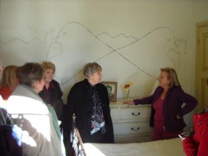 Mme Carole WEISWEILLER propriétaire de la villa Santo-Sospir fournissant des explications à des membres de France-Grande-Bretagne Toulon Var