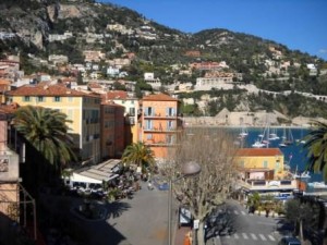 Vue du port de Villefranche sur Mer avec au fond l’hôtel WELCOME où Jean Cocteau aimait séjourner lors de ses séjours sur la Côte d’Azur