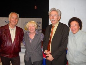 Le professeur NAVAILLES entouré de M. Brian PURSER, vice-président d'AFGB Toulon Var, Mme Anne RICHER et Mme Patricia PURSER