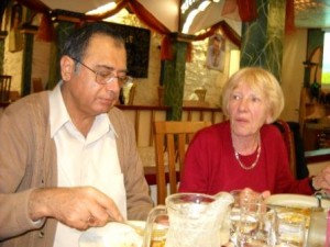 Au restaurant « Bollywood » M. IQBAL NAQVI et Mme RICHER