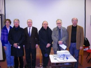 Après la conférence, autour de M. HOCMARD quelques membres de FGB. (De gauche à droite) : M. & Mme GENOUD ; M. Gérard HOCMARD ; M. Gérard GARCIA ; M. Jean-Michel MORETTE ; M. Bernard SASSO