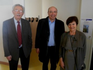 de gauche à droite) : Le Professeur Jean-Pierre NAVAILLES ; M. Bernard SASSO président de FGB Toulon Var ; Mme Monique BARBARROUX responsable de la Médiathèque du Pont-du-Las