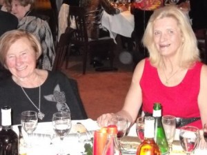 Mme Dominique QUONIAM (en rouge) et une amie de Mme Gilberte LOISON
