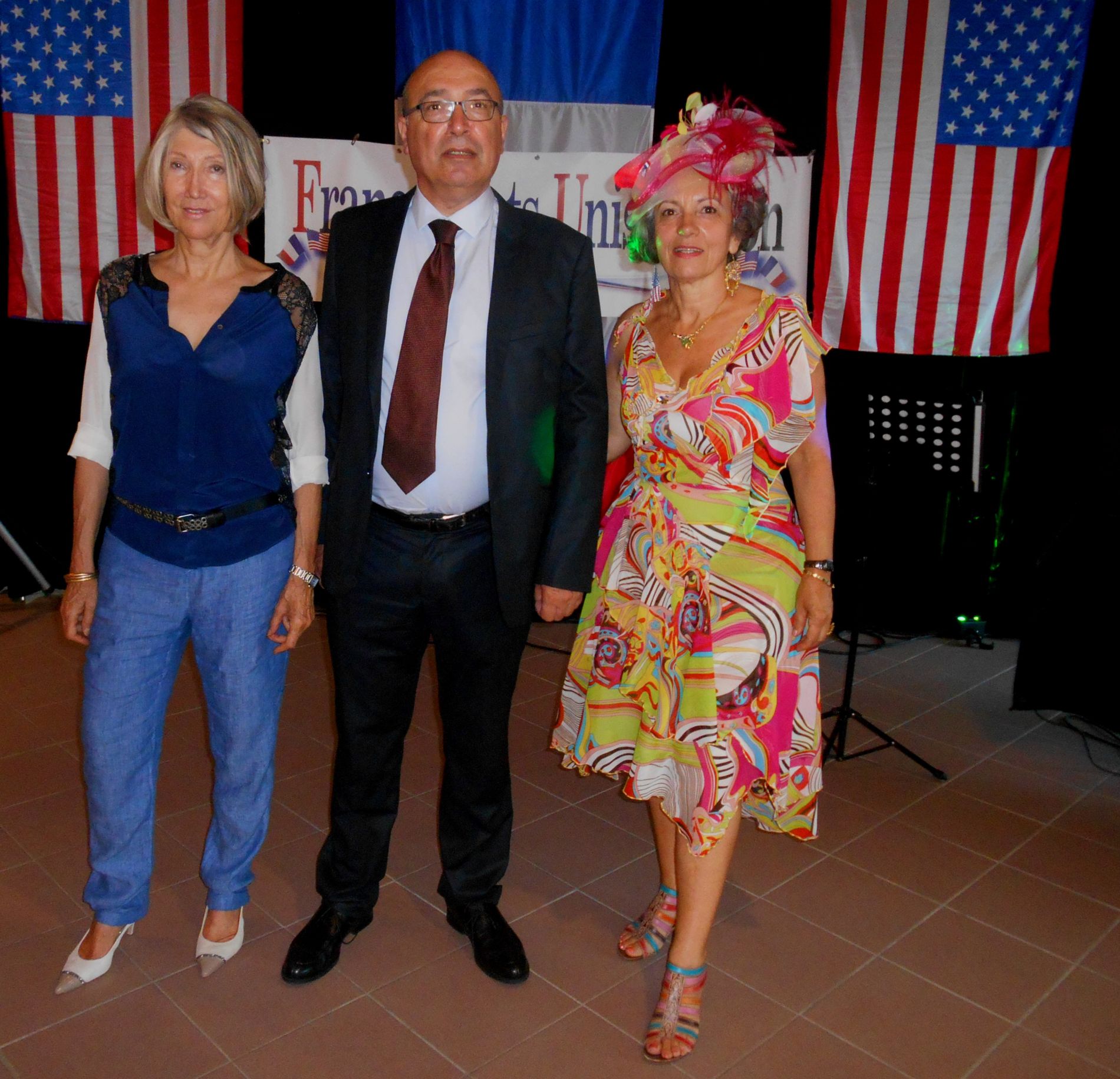 (De gauche à droite) Mme Jacqueline MARTIN-LOMBARD Conseillère municipale déléguée aux Affaires Européennes et aux Jumelages ; M Bernard SASSO ; Mme Anita MILLOT.